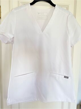 Figs Women's Casma 3 Pocket Scrub Top in White